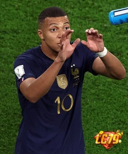 Kylian Mbappe trong màu áo tuyển Pháp, ảnh gắn watermark LC79 nổi rõ