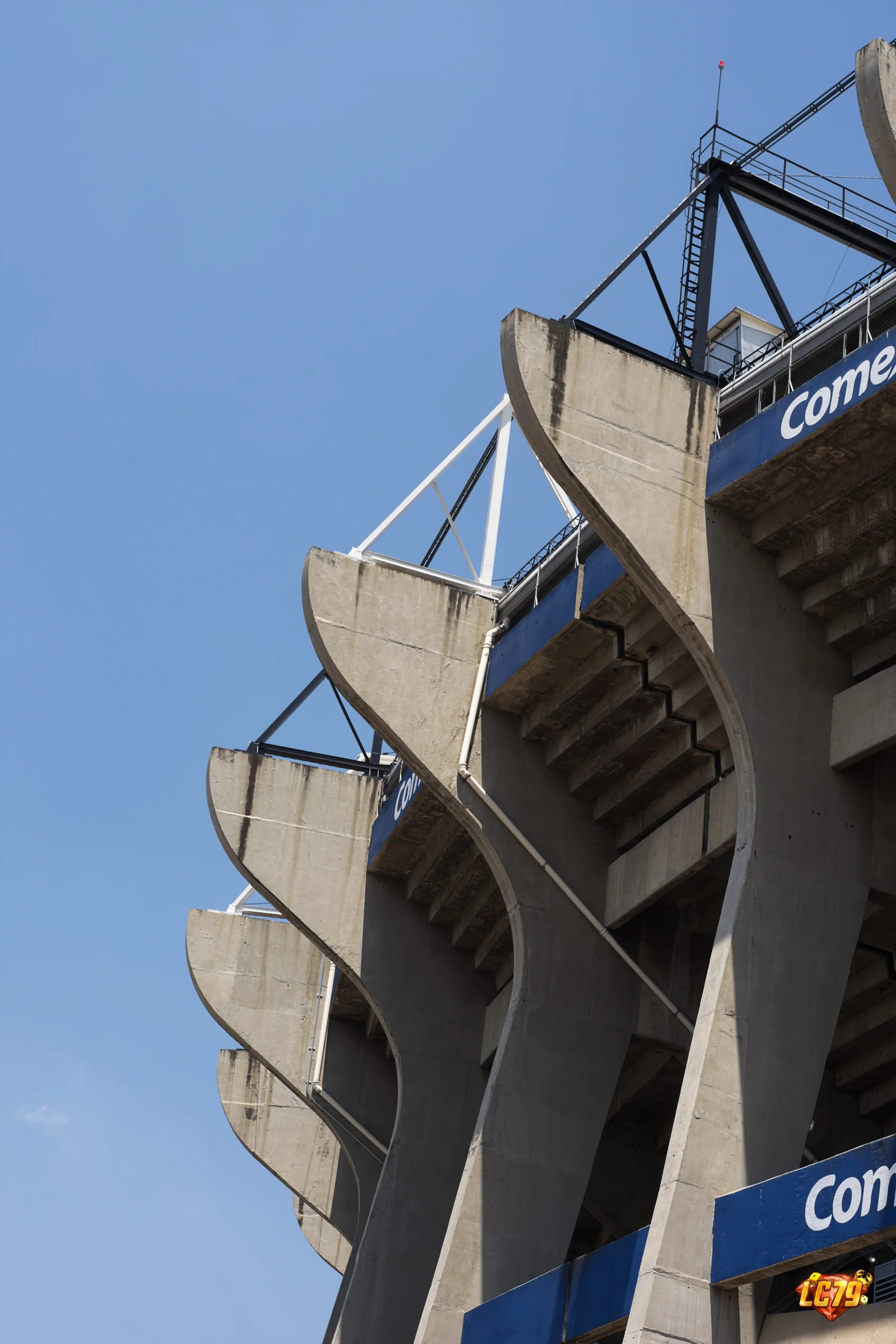Estadio Azteca trước trận Mexico vs England World Cup 2026 bị bão điện trì hoãn