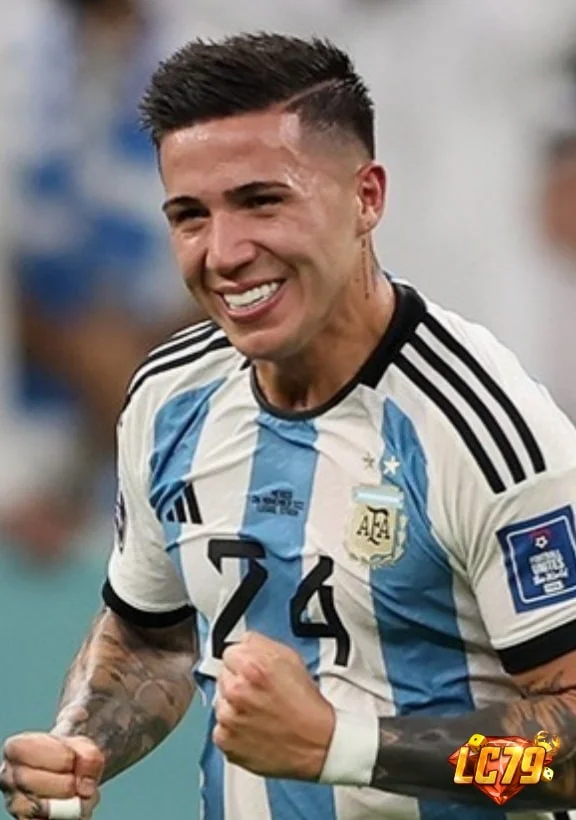 Enzo Fernandez của Argentina, ảnh Wikimedia Commons đã đóng watermark LC79