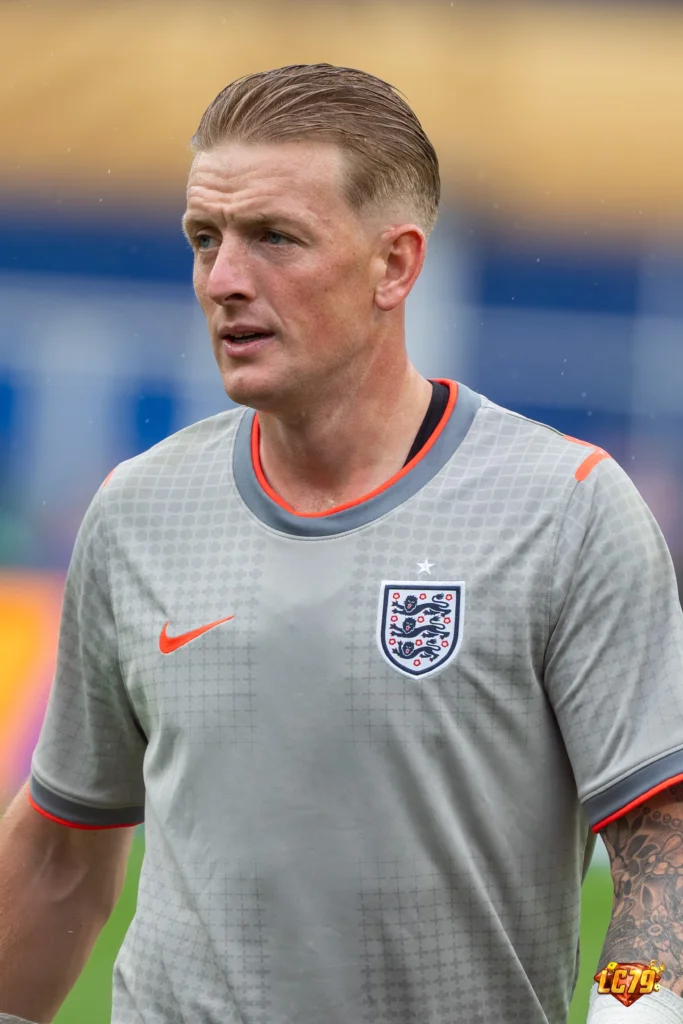 Jordan Pickford trong màu áo England, ảnh Wikimedia Commons đã đóng watermark LC79