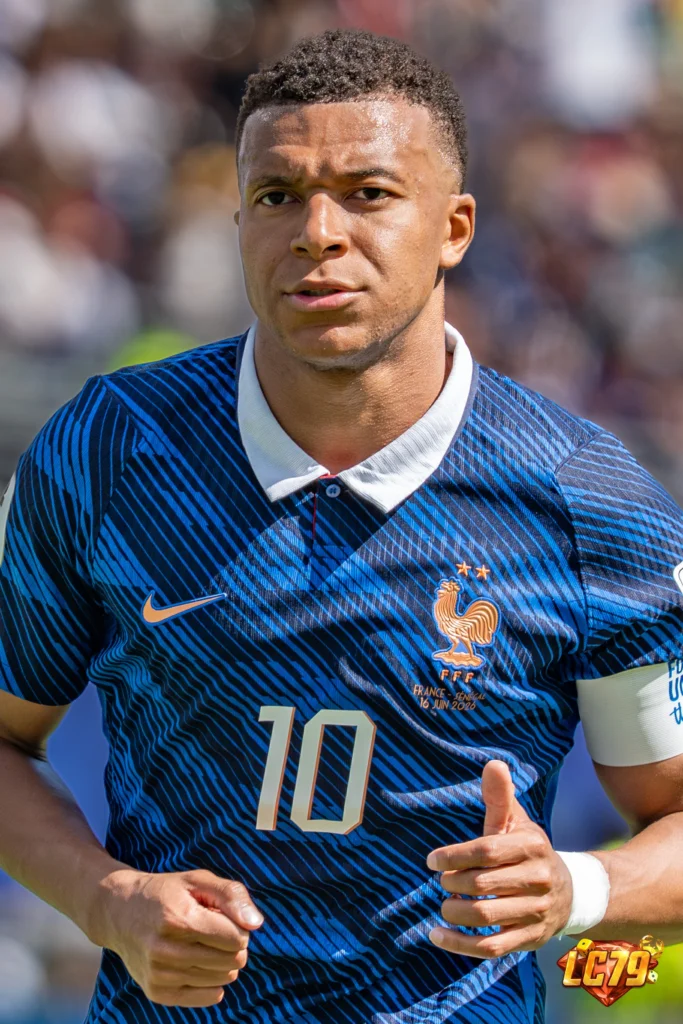 Kylian Mbappé trước cặp France vs Paraguay, ảnh đã watermark LC79