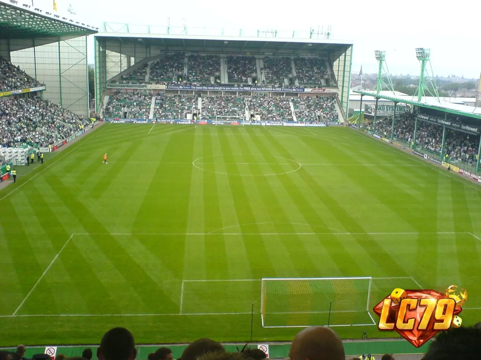 Sân Easter Road của Hibernian, hình minh họa cho bài Malisheva 2-0 Hibernian Conference League