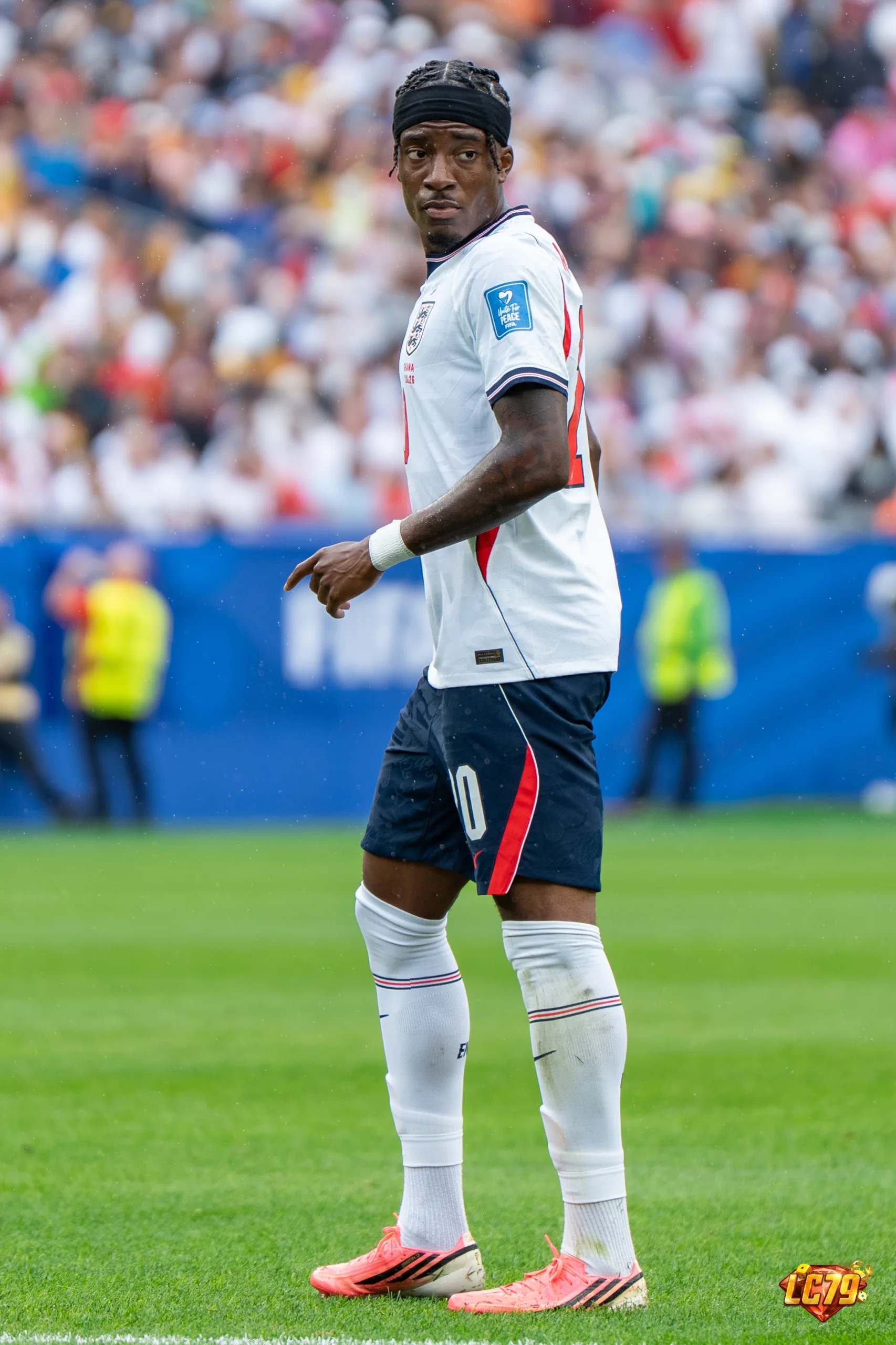 Noni Madueke trong màu áo England, ảnh đã gắn watermark LC79