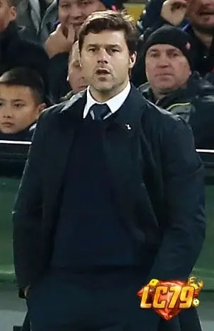 Mauricio Pochettino trong khu kỹ thuật, ảnh Wikimedia Commons đã đóng watermark LC79