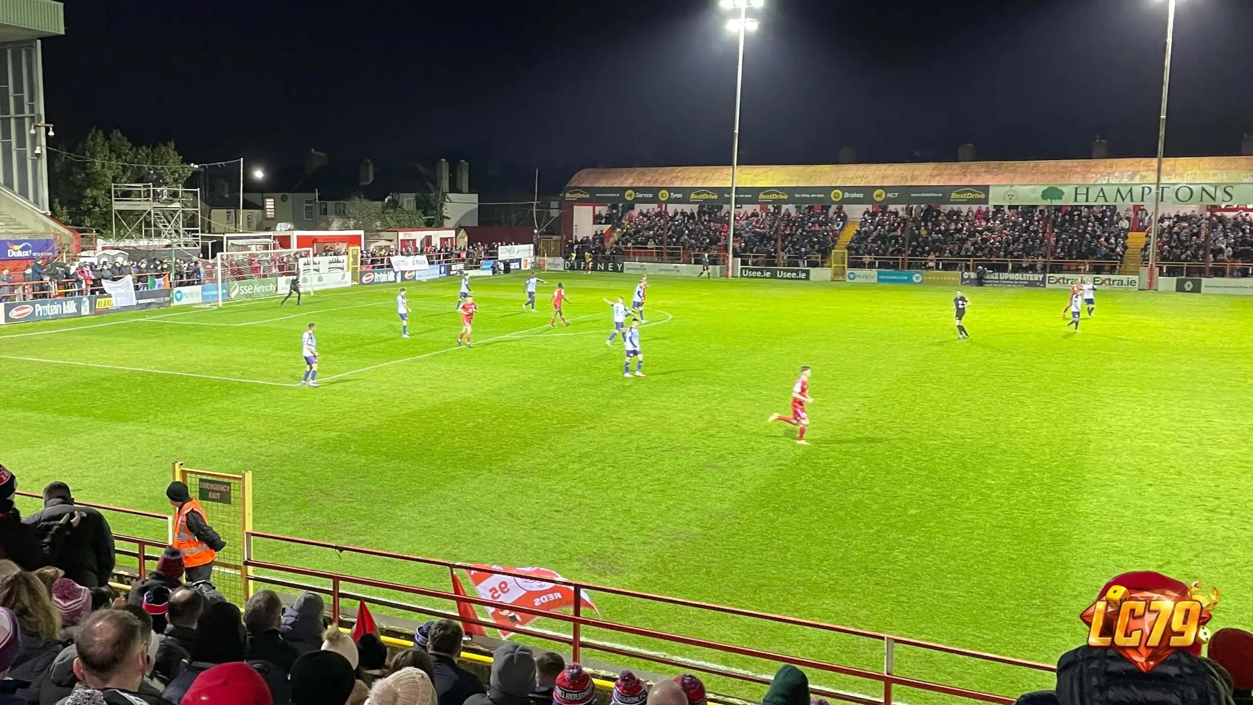 Tolka Park, sân nhà Shelbourne trong chiến thắng 5-2 trước Nõmme Kalju, ảnh Wikimedia Commons đã đóng watermark LC79