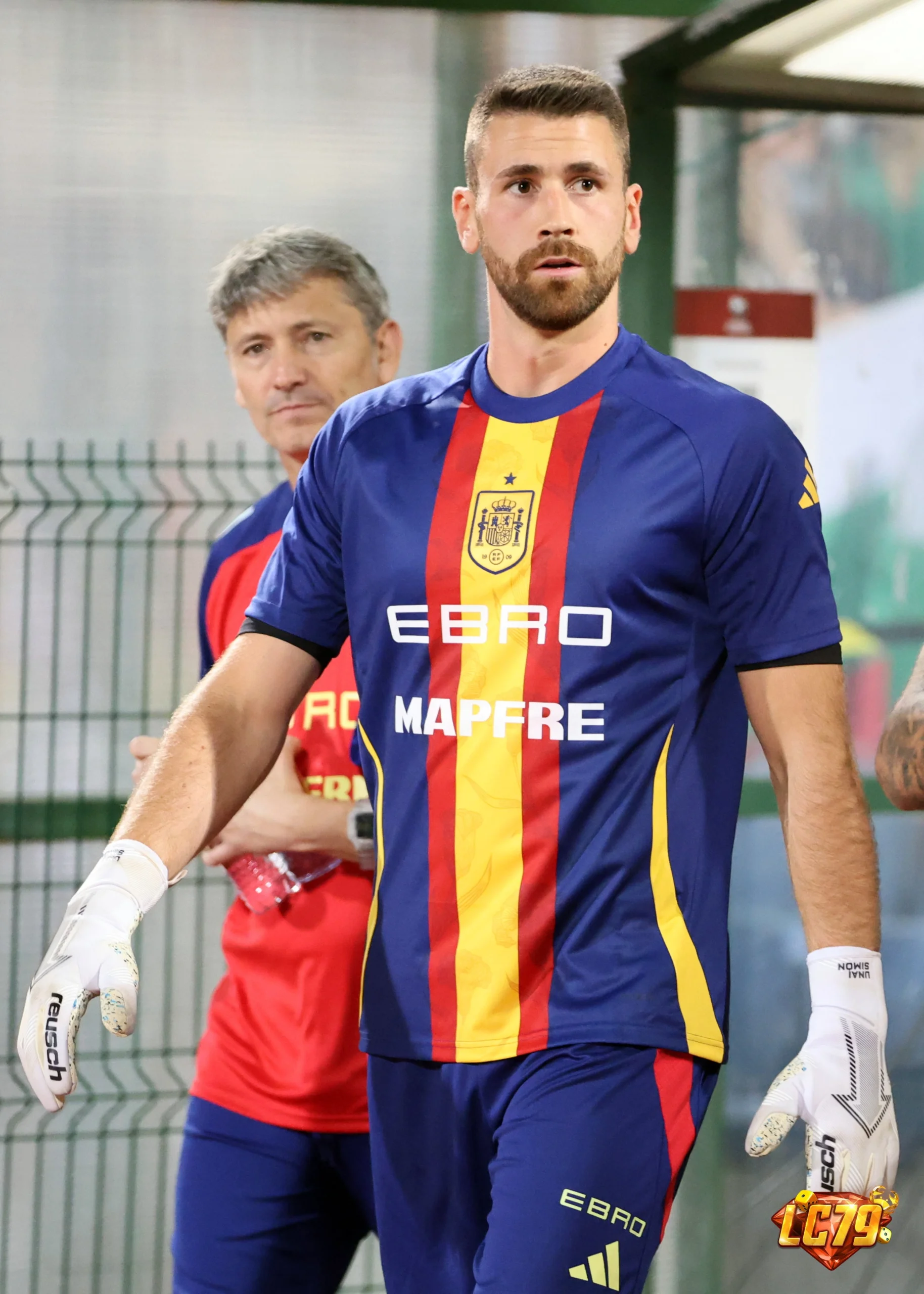 Unai Simon của Spain, ảnh đã gắn watermark LC79