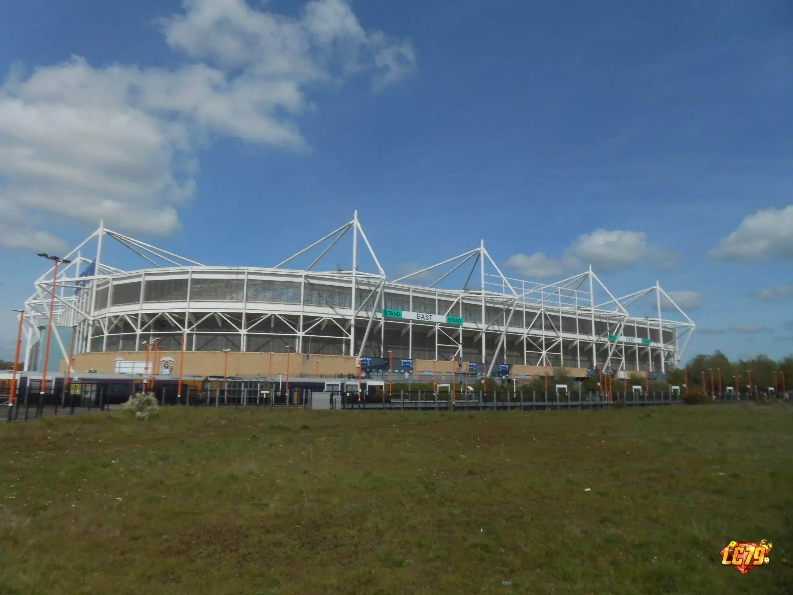 Coventry Building Society Arena, sân nhà Coventry City, ảnh Wikimedia Commons đã đóng watermark LC79