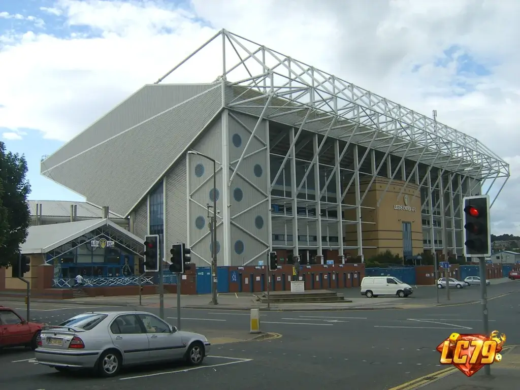 Elland Road của Leeds United, ảnh Wikimedia Commons đã đóng watermark LC79