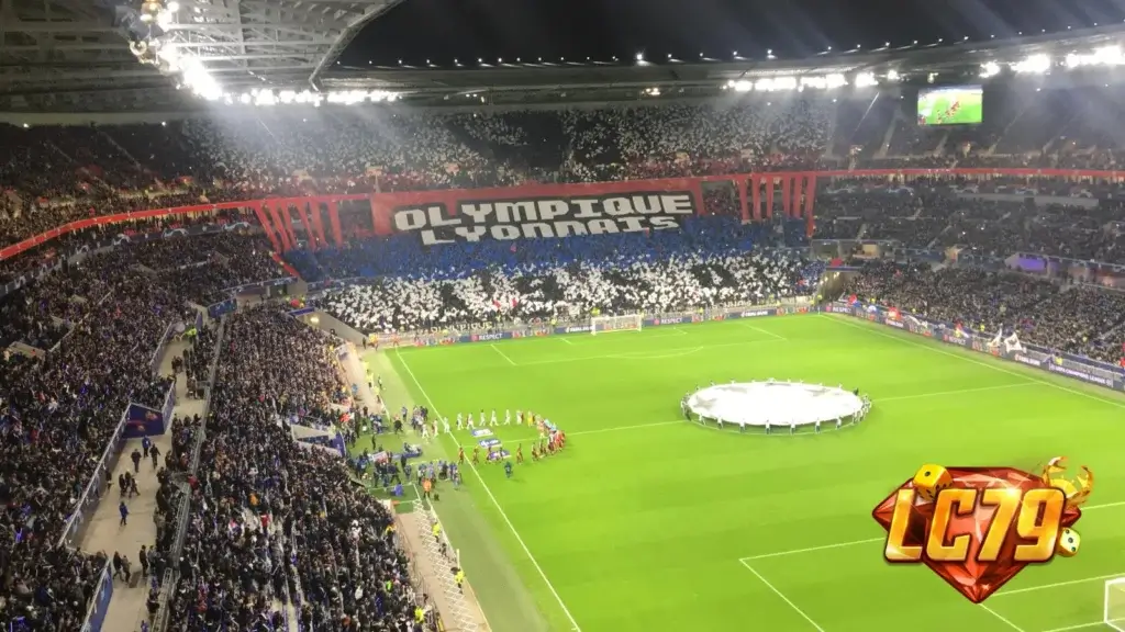 Groupama Stadium trước trận Lyon vs Fenerbahçe, ảnh đã gắn watermark LC79