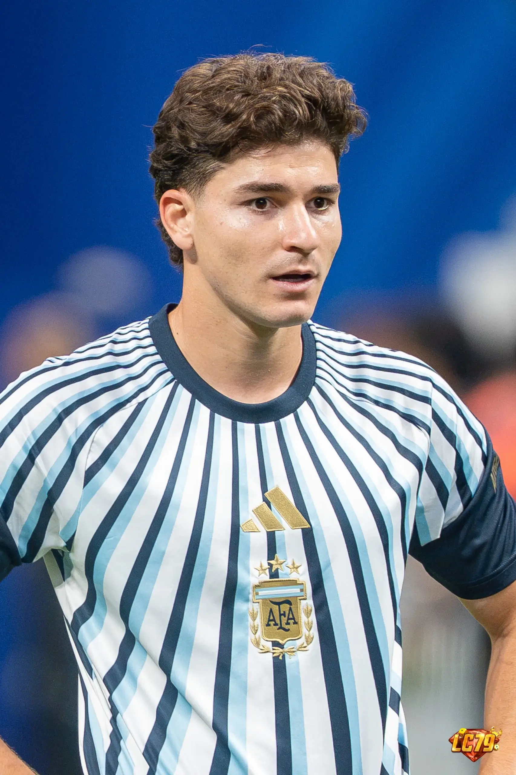 Julián Álvarez trong màu áo Argentina, ảnh Wikimedia Commons đã đóng watermark LC79