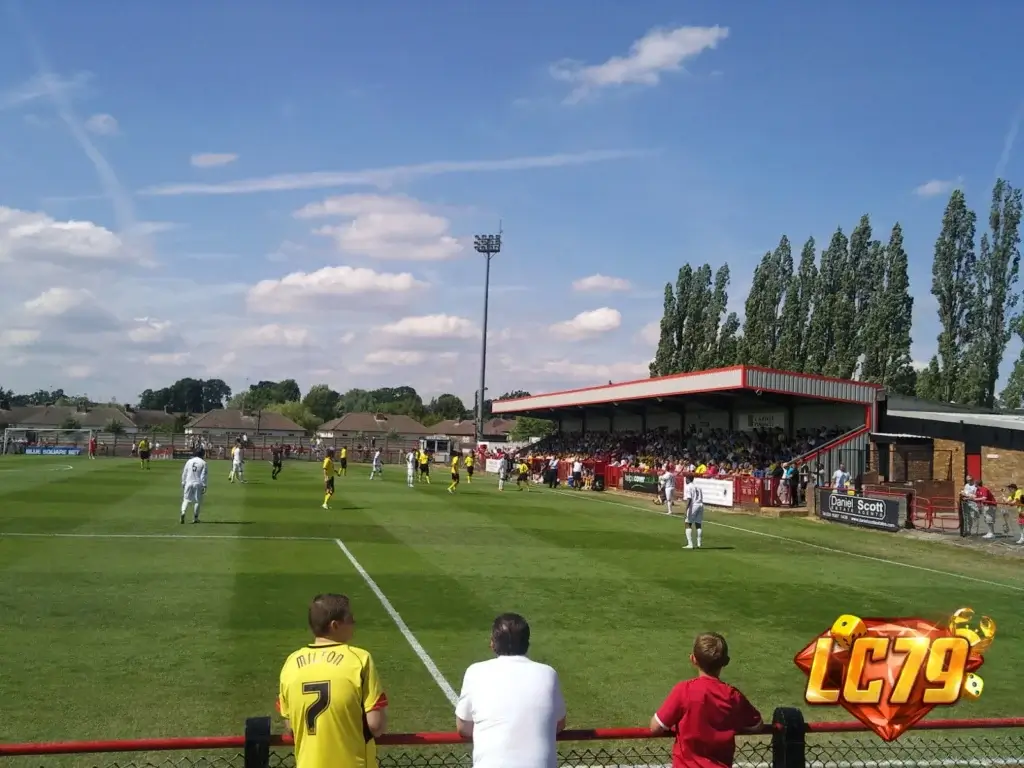Meadow Park của Boreham Wood trong bài Abdul Abdulmalik sang Djurgarden