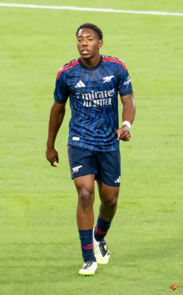Myles Lewis-Skelly trong màu áo Arsenal, ảnh Wikimedia Commons đã đóng watermark LC79