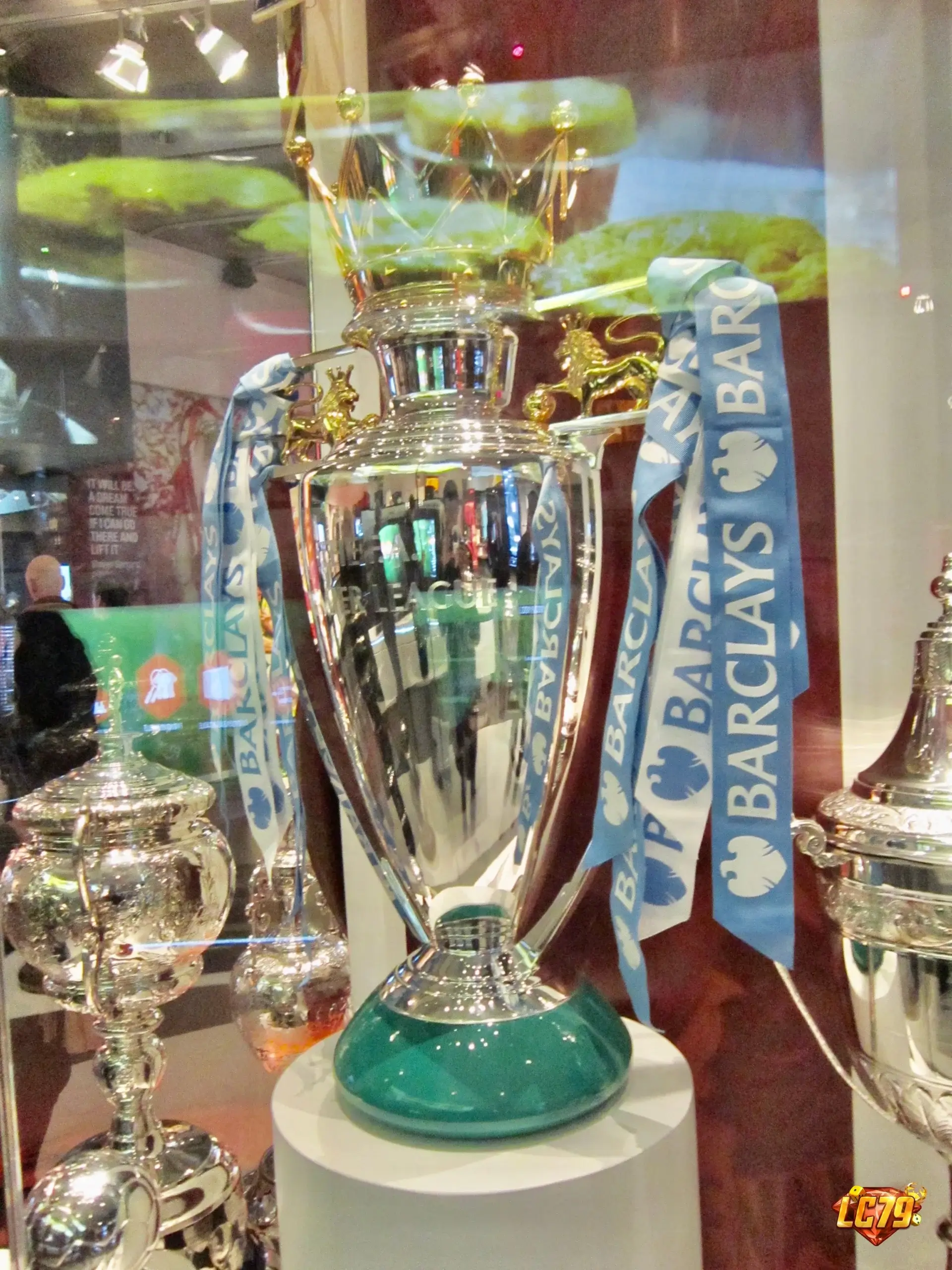 Premier League Trophy tại National Football Museum, ảnh Wikimedia Commons đã đóng watermark LC79