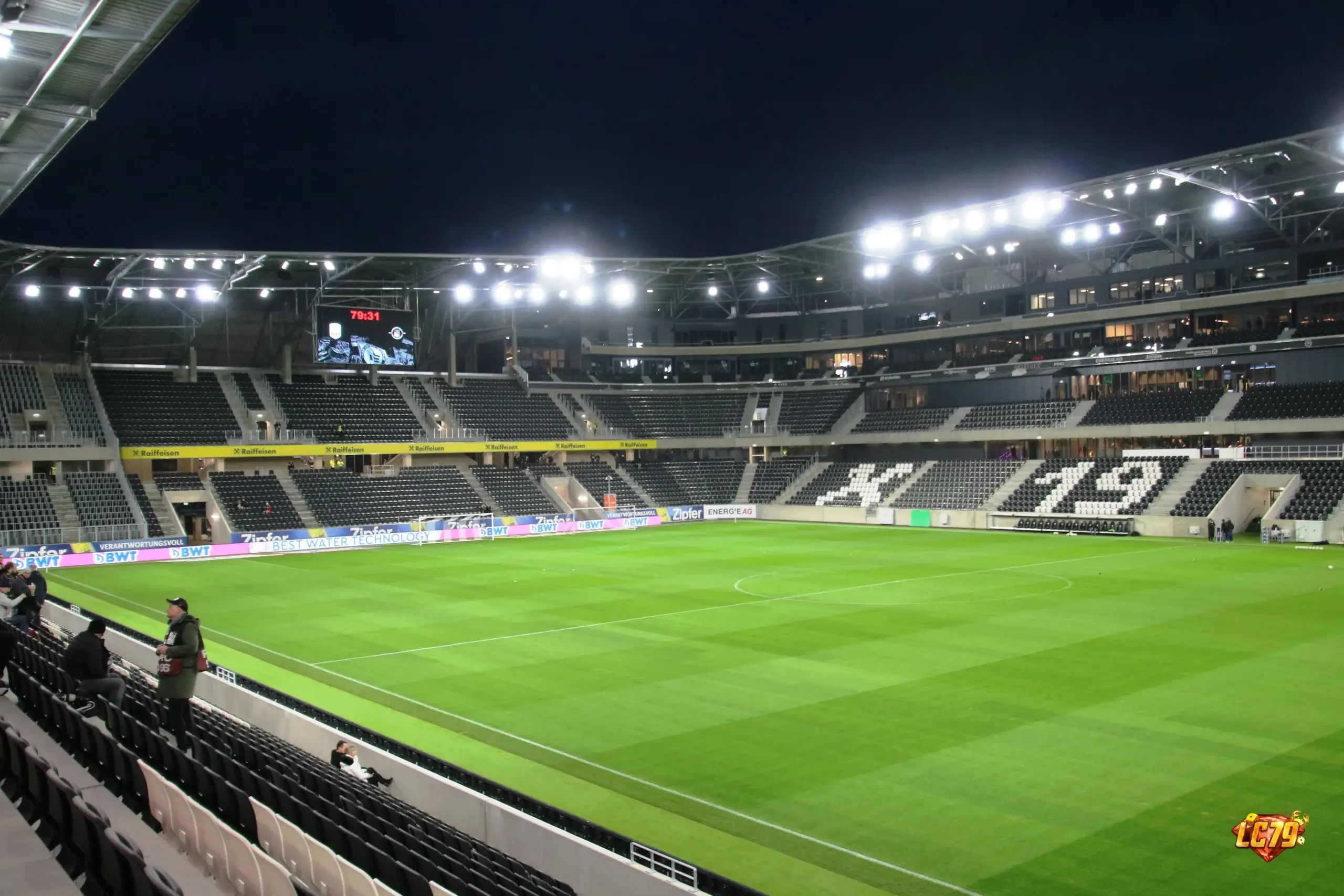 Raiffeisen Arena Linz, sân đấu nơi LASK tạo cú ngược dòng trước Celtic, ảnh đã đóng watermark LC79