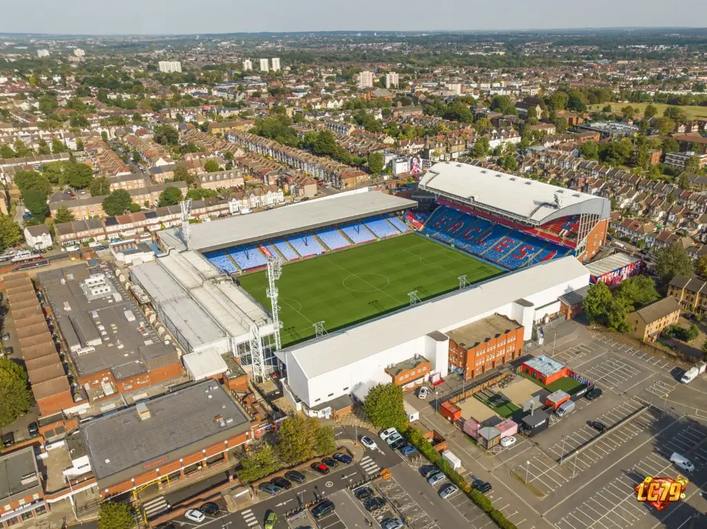 Selhurst Park của Crystal Palace, ảnh Wikimedia Commons đã đóng watermark LC79