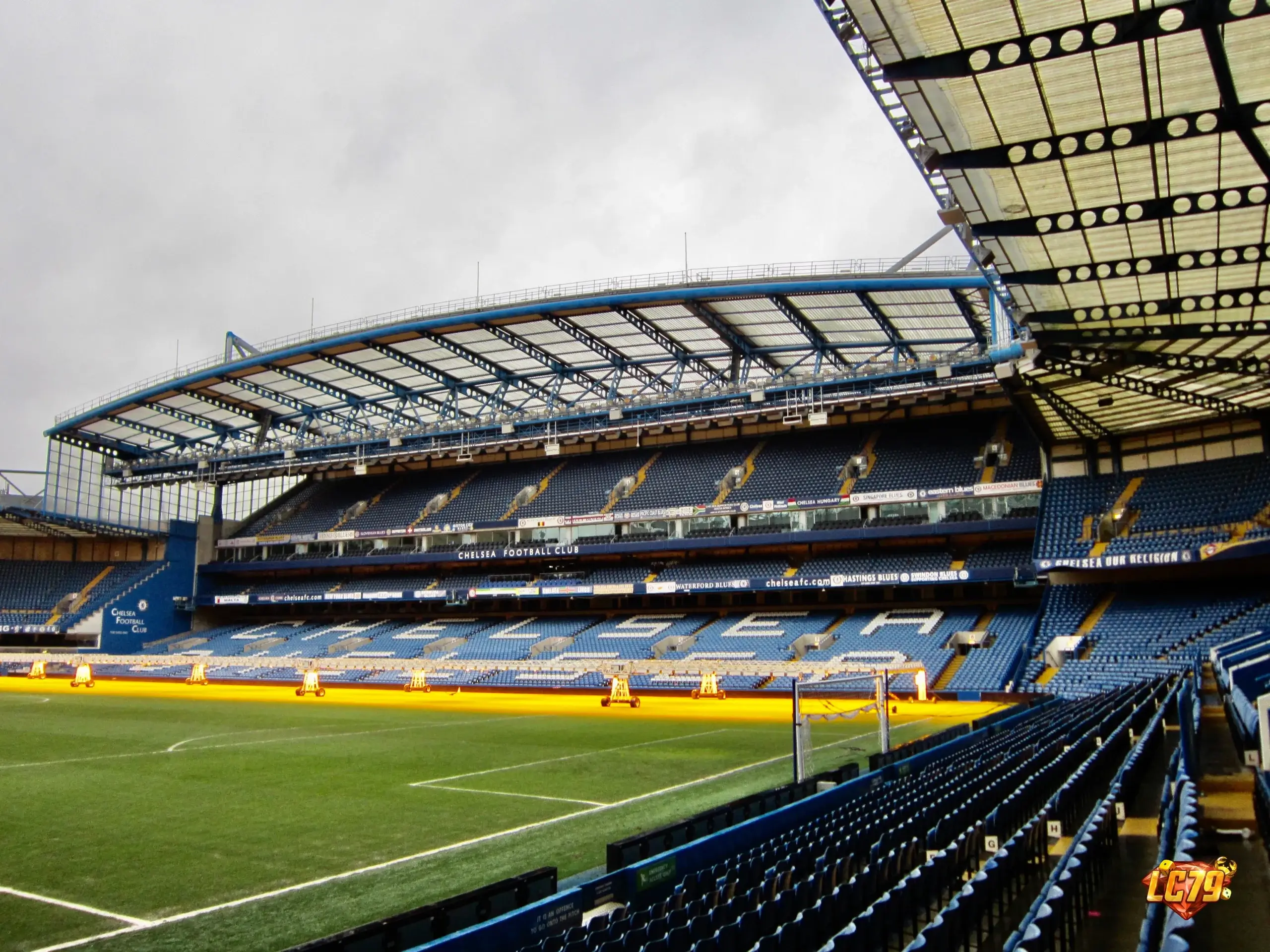 Stamford Bridge trong bối cảnh Chelsea 2-0 Luton ở Carabao Cup, ảnh đã đóng watermark LC79