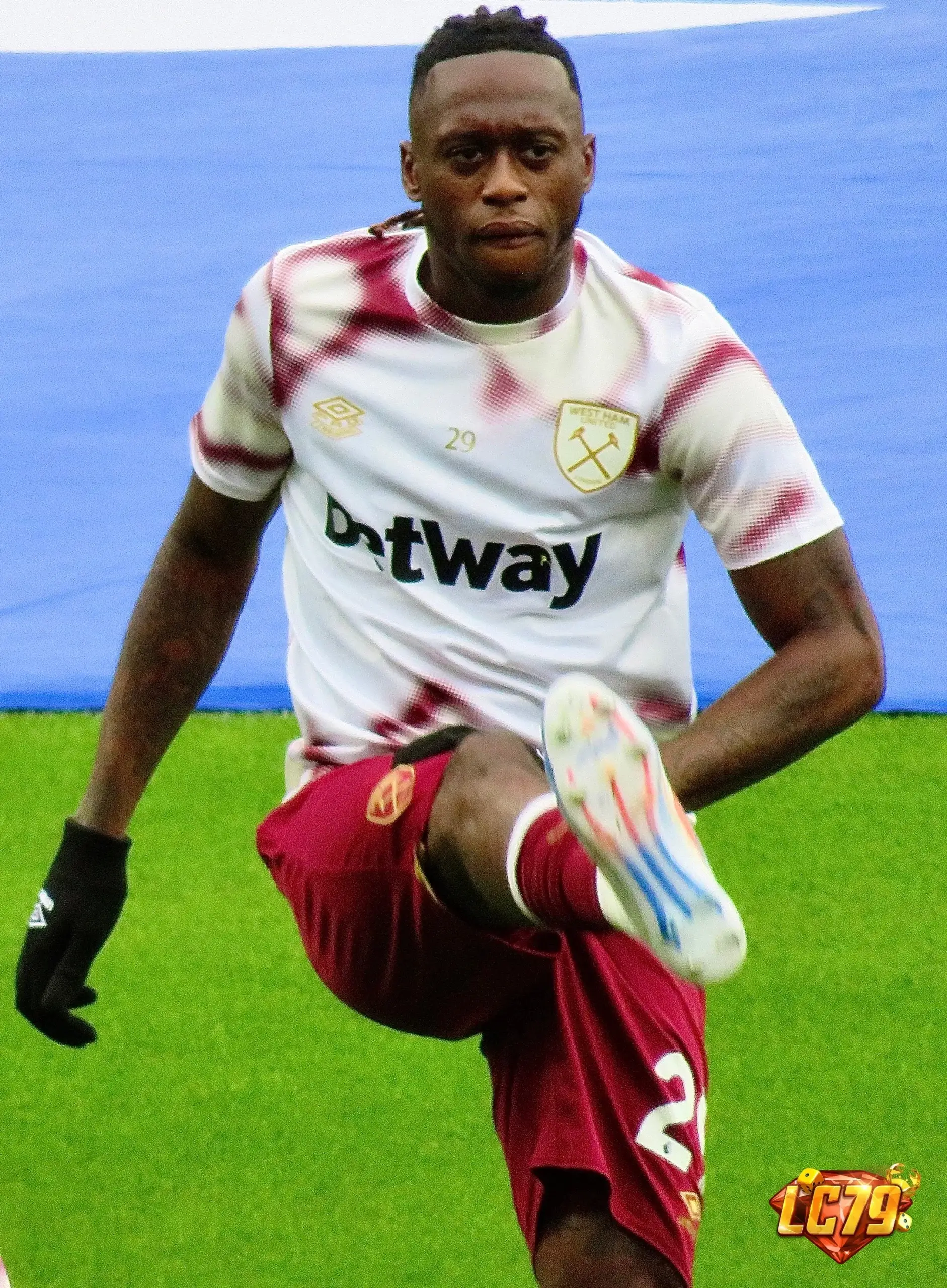 Aaron Wan-Bissaka khởi động trong màu áo West Ham - ảnh đã gắn watermark LC79