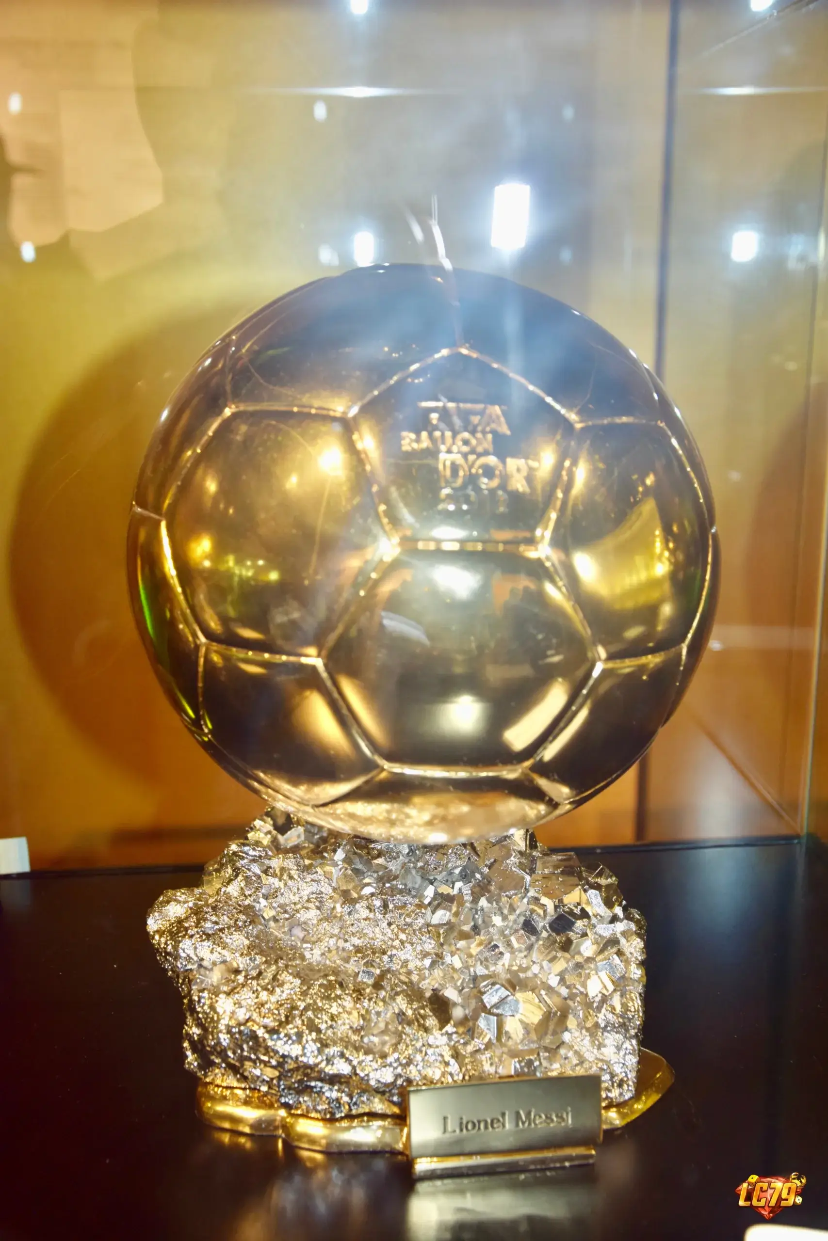Cúp Ballon d'Or trong bảo tàng Camp Nou, ảnh đã đóng watermark LC79