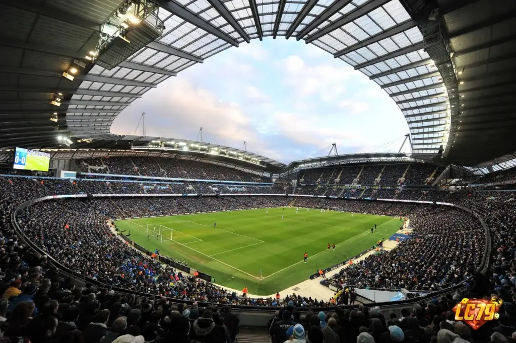 Etihad Stadium truoc tran Man City vs Norwich tai Carabao Cup