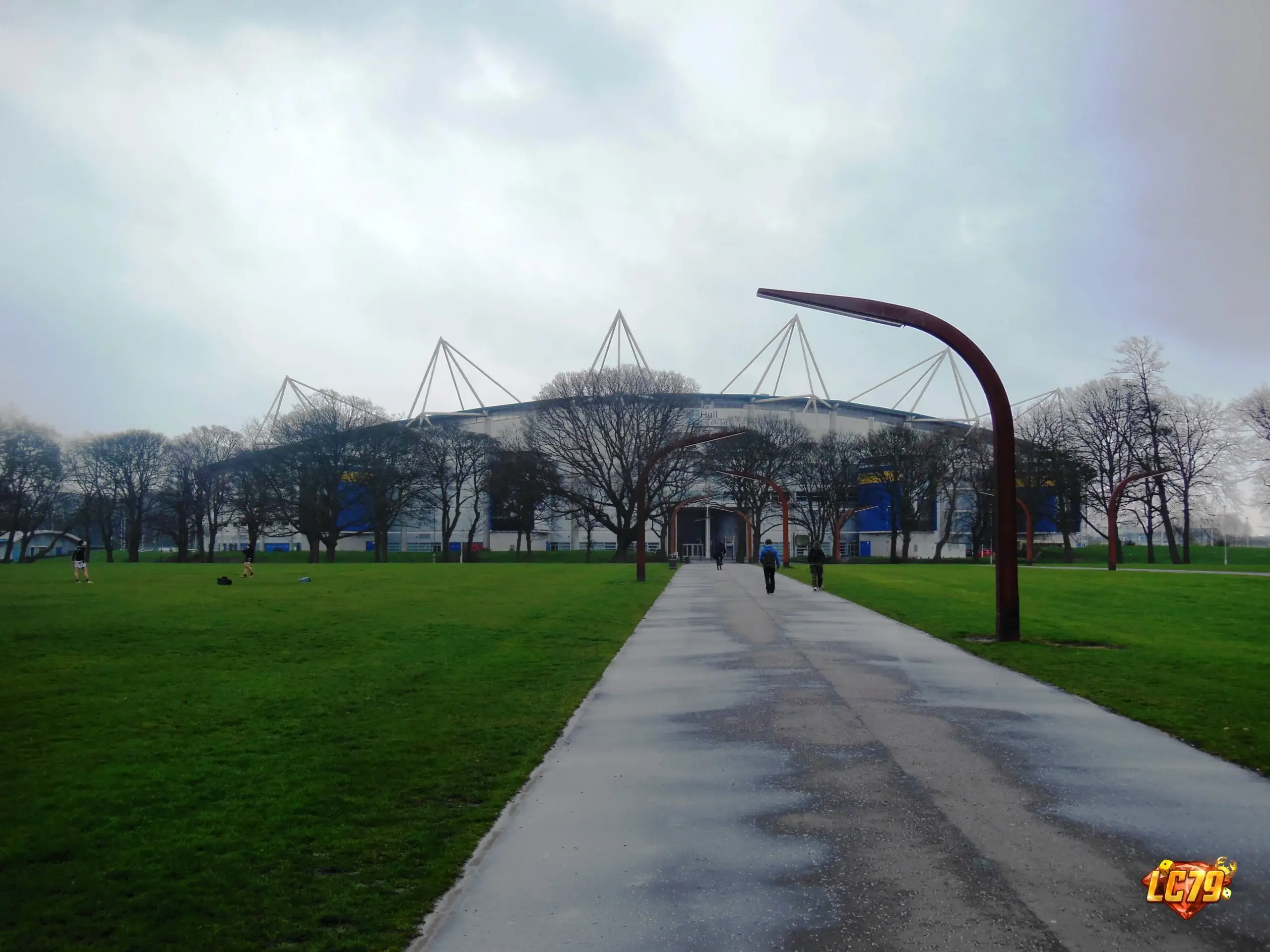 Sân KC Stadium của Hull City, bối cảnh bài toán danh sách 25 người Premier League