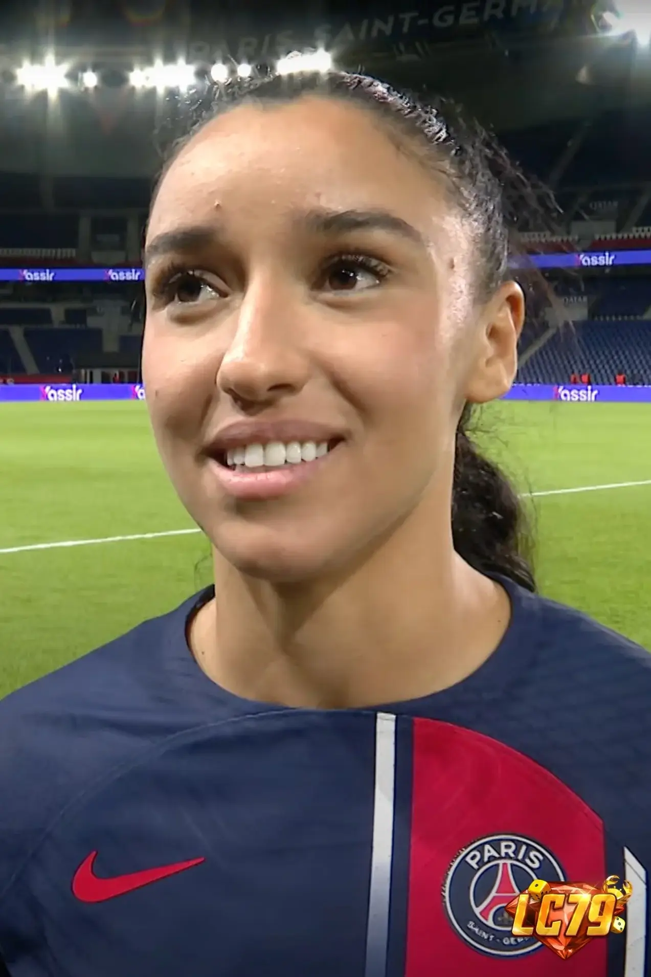 Sakina Karchaoui trong màu áo PSG trước trận PSG vs OH Leuven