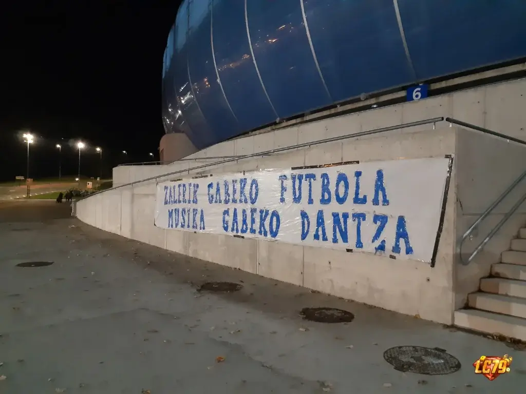 Reale Arena trước trận Real Sociedad vs Atletico Madrid, ảnh Wikimedia Commons đã đóng watermark LC79
