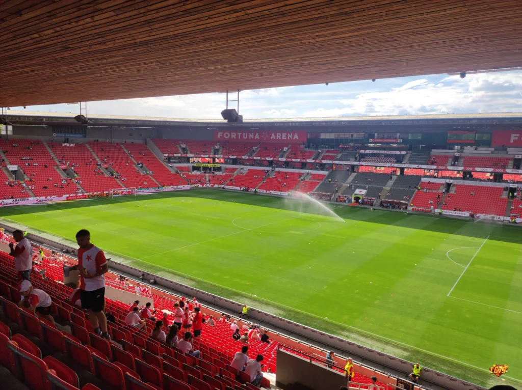 Fortuna Arena trước trận Slavia Praha vs Arsenal, ảnh đã đóng watermark LC79